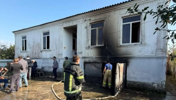 Пожар в жилом доме в Сухуме потушили сотрудники МЧС
