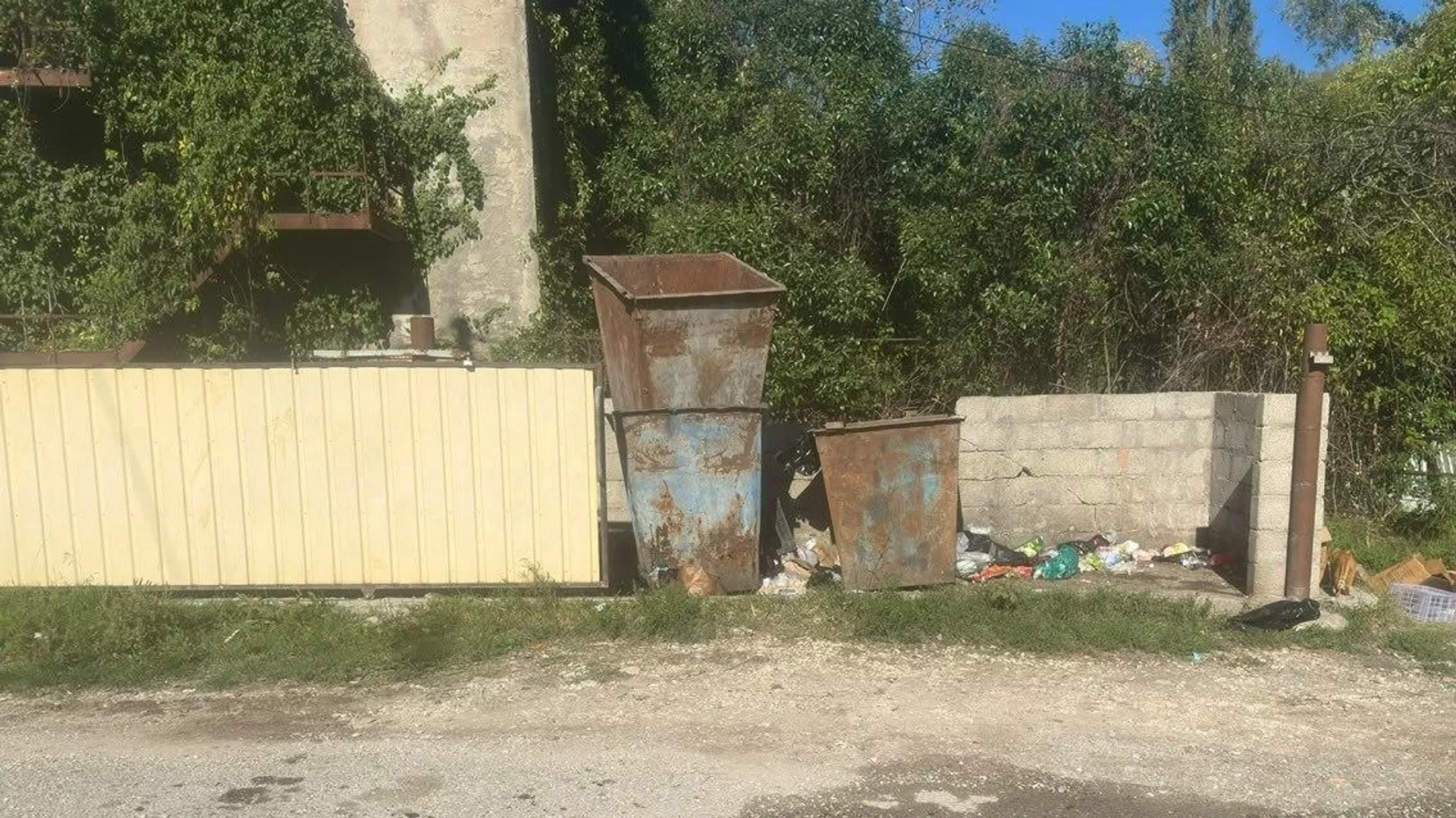 Тело новорожденного мальчика обнаружили за мусорным контейнером в поселке Цандрыпш