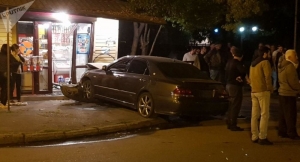 Автомобиль с детьми врезался в магазин в Сухуме