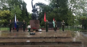 Праздничный митинг и музыкальный подарок: юбилей Победы отметили в Гудауте
