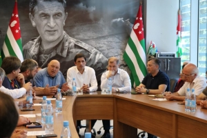 “Аруаа” и депутаты парламента обсудили “тайный” визит грузинских политиков в Абхазию