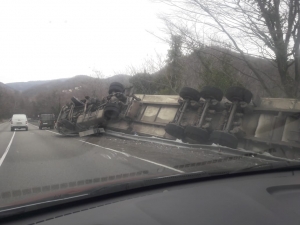 Водитель из Абхазии не вписался в поворот возле поселка Тюменский