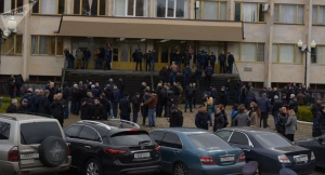 Сторонники Рауля Хаджимба собираются у здания правительства в Сухуме