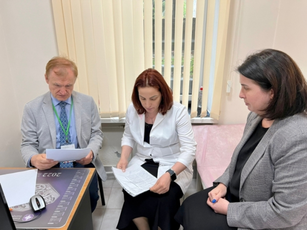 Российские медики, участвующие в форуме, проводят прием пациентов