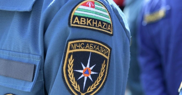 Пожарные потушили огонь в частном доме в Сухуме