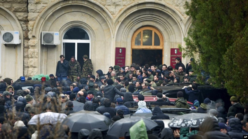 «Штурмовики» всех стран и очередной виток политической перепалки в Абхазии