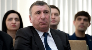 "Бюджет теряет деньги, машины гниют на стоянке": Барциц о проблемах приставов Абхазии