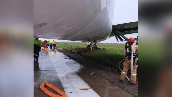 Пассажирский Boeing выкатился за пределы ВПП при посадке