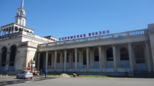 Фасад сухумского вокзала очищают от грязи