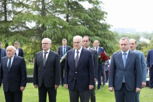 Руководство Абхазии почтило память Первого Президента Владислава Ардзинба