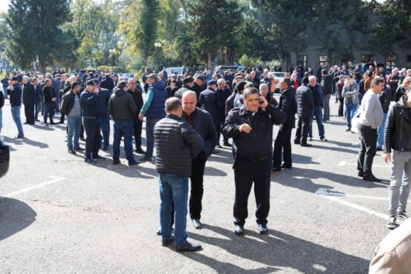Сторонники Бжания требуют отставок