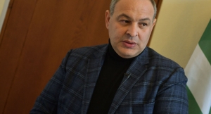Мы задали высокую планку: Кварчия попрощался с коллективом администрации Сухума