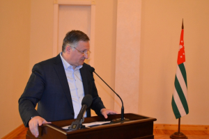 Мэр Сухума проинформировал президента о подготовке к курортному сезону