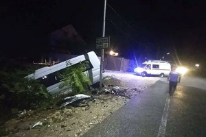 Автобус с туристами съехал в кювет после ДТП в Абхазии