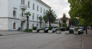 Пешеходам дорогу: администрация Сухума "урезала" парковку перед Драмтеатром