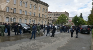 Собравшиеся у здания Парламента Абхазии разошлись