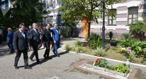 День памяти: в Сухуме возложили цветы к могиле ученого Юрия Воронова