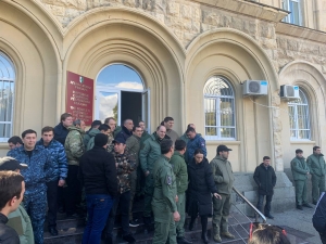 Оппозиция требует объяснений по поводу визита советника президента в Грузию