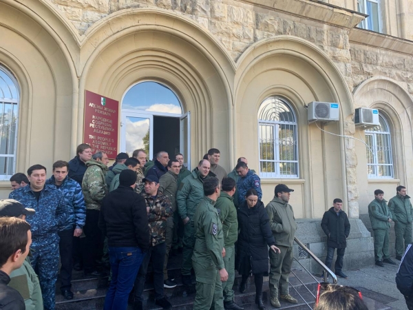Оппозиция требует объяснений по поводу визита советника президента в Грузию
