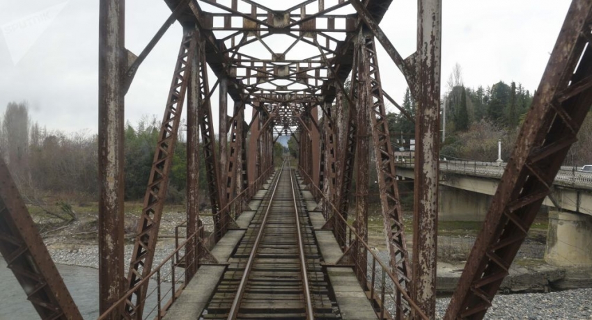 АЖД приступила к ремонту железнодорожного полотна от Сухума до Очамчыры