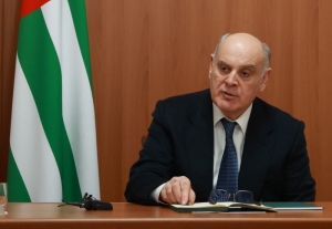 Аслан Бжания сообщил Адгуру Ардзинба, что не поддерживает идею о переносе парламентских выборов и отставке правительства