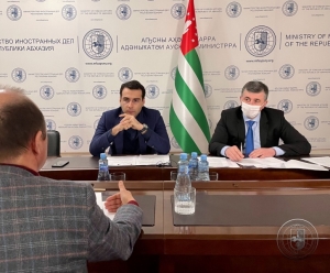 Инал Ардзинба на встрече с координаторами НПО назвал недопустимыми ряд проектов