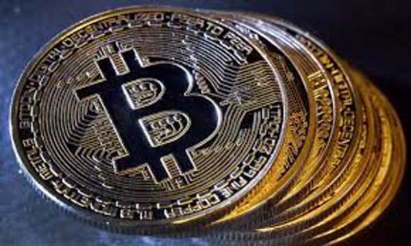Стоимость биткоина рухнула ниже двухлетнего минимума