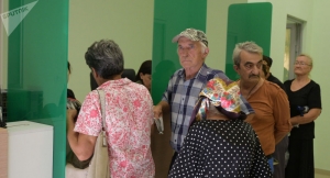 Из рук в руки: почему банкоматы в Абхазии "лишили" пенсии и чем это грозит