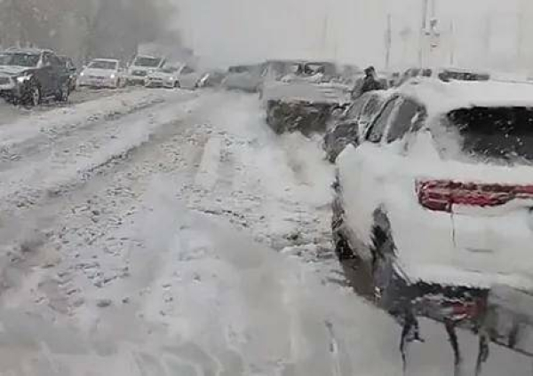 «Связь плохая, еды почти нет»: очевидцы о пробке в Ростовской области