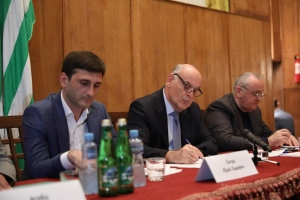 Президент Аслан Бжания провел выездное совещание в городе Гагра