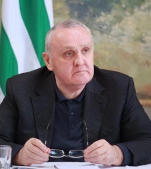 Российские медики оценивают состояние премьер-министра Александра Анкваба как стабильно тяжёлое