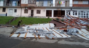 Ветер снес крышу многоквартирного дома в Ткуарчале