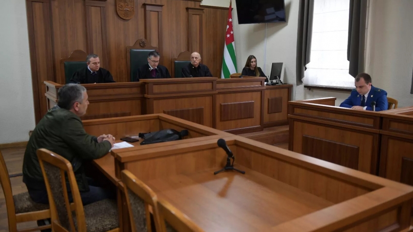 Суд оставил под стражей экс-министра культуры Абхазии