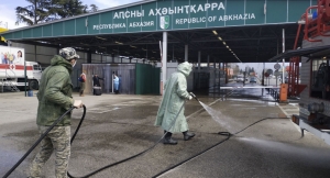 Изолирована вся смена КПП "Псоу" после контакта с зараженной коронавирусом женщиной