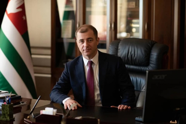 Адгур Ардзинба поздравил граждан Абхазии, отмечающих Пасху, с Праздником!