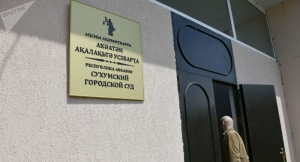 Подозреваемому в поджоге машины продлили срок ареста