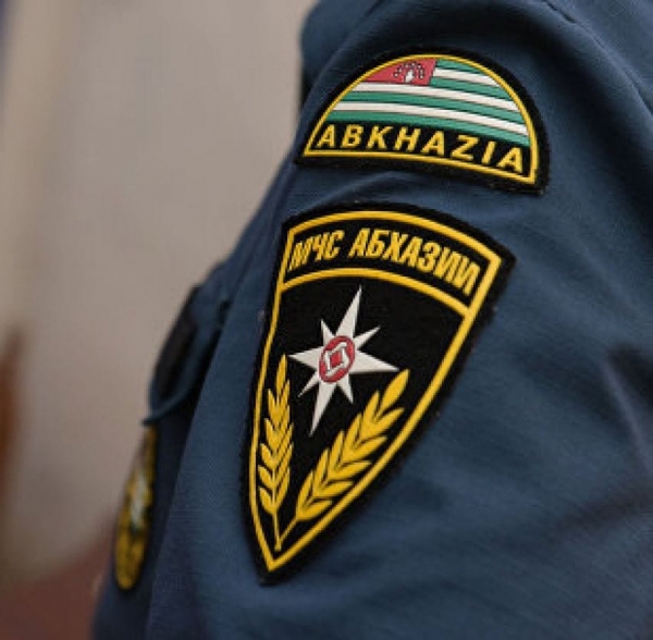 Частный дом загорелся в Гагре