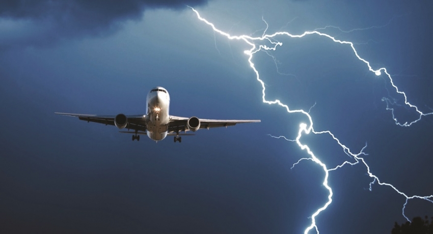 Молния ударила в самолет при заходе на посадку в Сочи