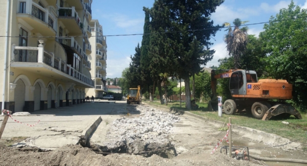 В Сухуме проводят капремонт канализационных и водопроводных труб