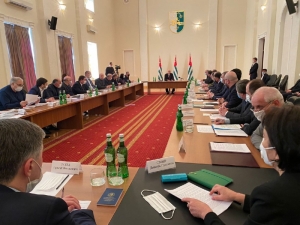Аслан Бжания указал на важность своевременных выплат пенсионерам