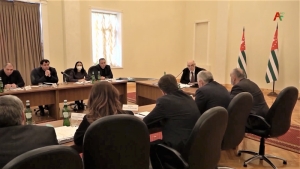 Президент поручил министру экономики узнать причину некачественной укладки подрядчиками асфальта в Сухуме