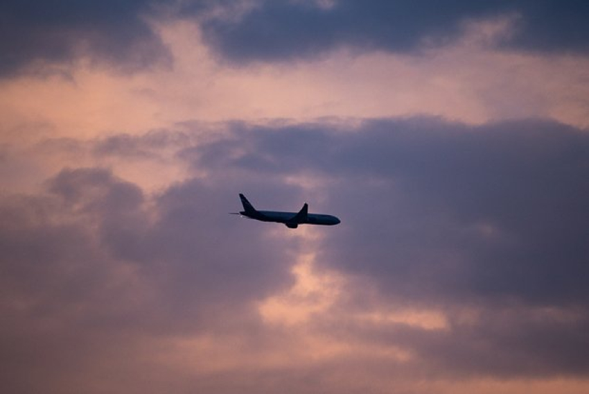 Вблизи летевшего в Москву самолета заметили неопознанный предмет в небе