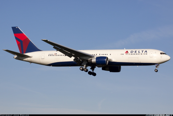 У самолета Boeing 767 во время полета оторвался аварийный трап