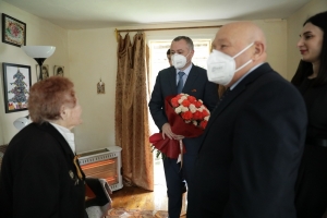 Представители руководства Абхазии поздравили ветеранов войны лично, посетив их дома