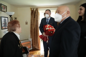 Представители руководства Абхазии поздравили ветеранов войны лично, посетив их дома