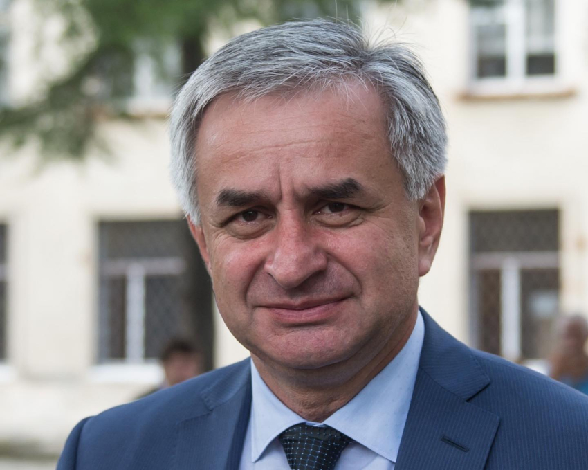 Политсовет Республиканской политической партии Форум Народного единства Абхазии поздравил Рауля Хаджимба с 65-летним юбилеем