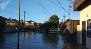 Водопроводную трубу прорвало в Сухуме на улице Искандера