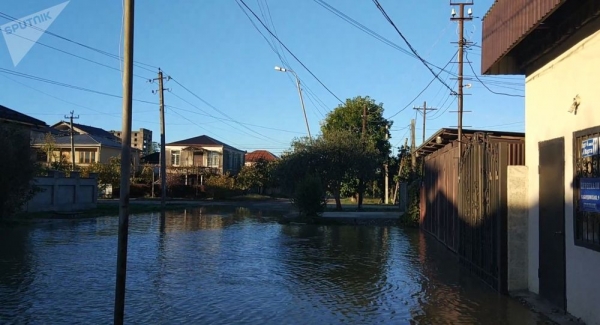 Водопроводную трубу прорвало в Сухуме на улице Искандера