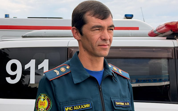 «Не можем выехать на вызов»: в Сухуме автомобили блокируют выезд спасательной службы МЧС