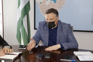 Беслан Эшба приостановил обрезку деревьев в Сухуме и потребовал от коммунальных служб чистоты и порядка